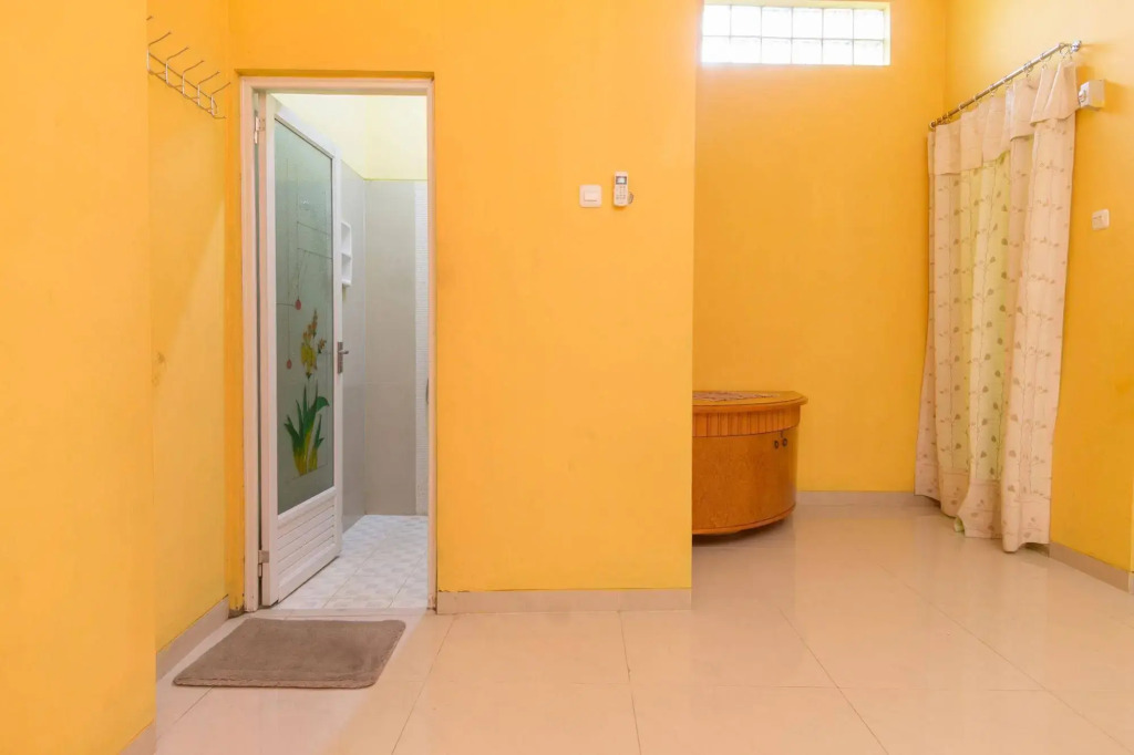 RedDoorz near Pramuka