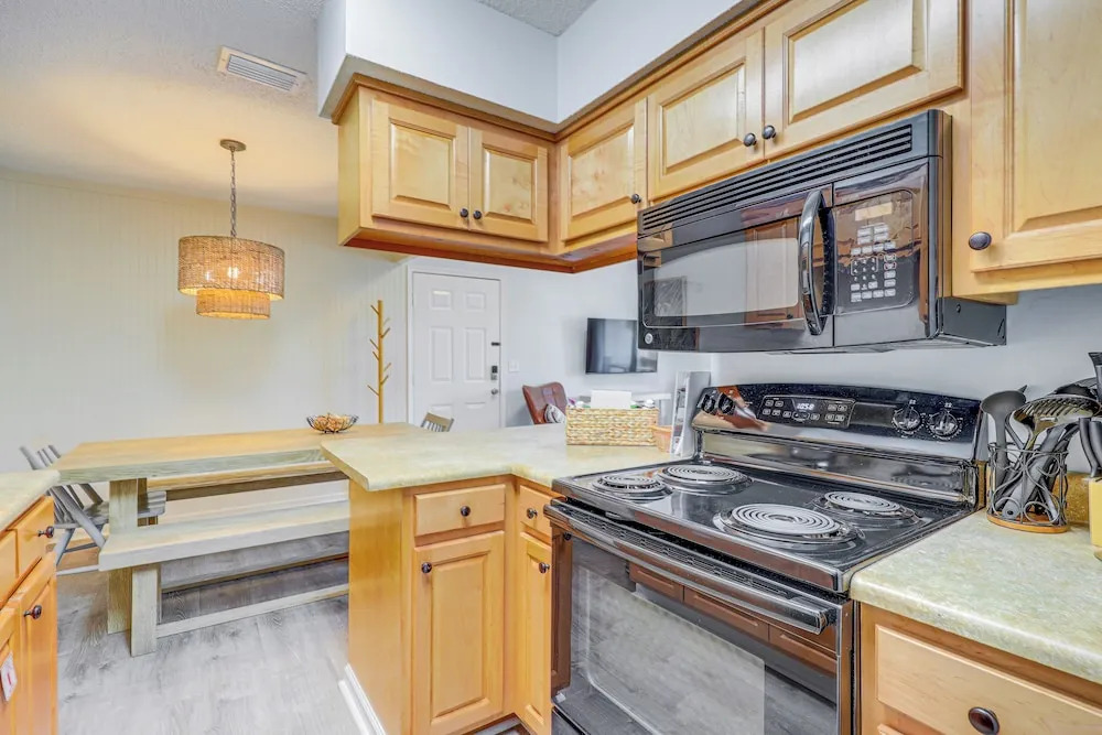 Amelia Island Condo w/ Pool Access: Walk to Beach!