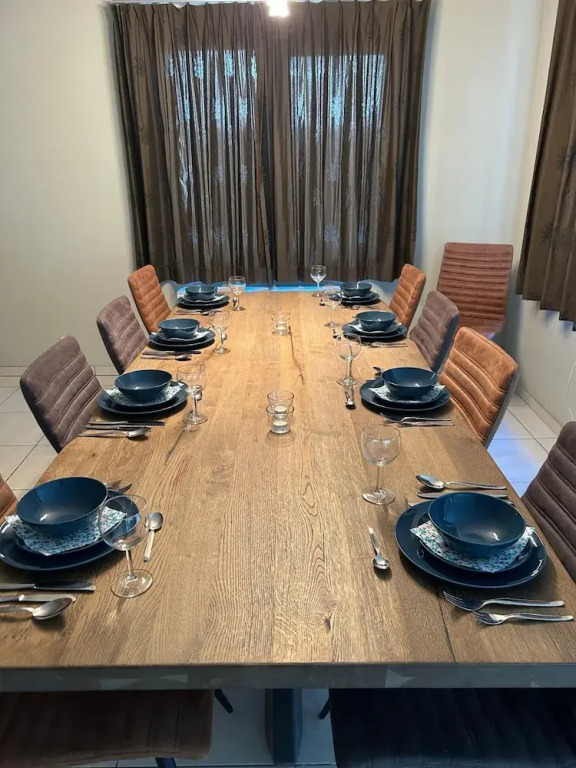 Huswell - Spacious 3-bedroom Duplex Apartment