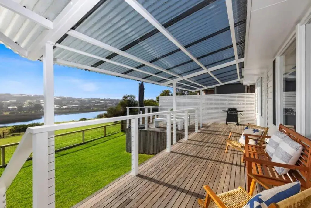 SALTWATER HOUSE - Opposite the beach and views over the lake