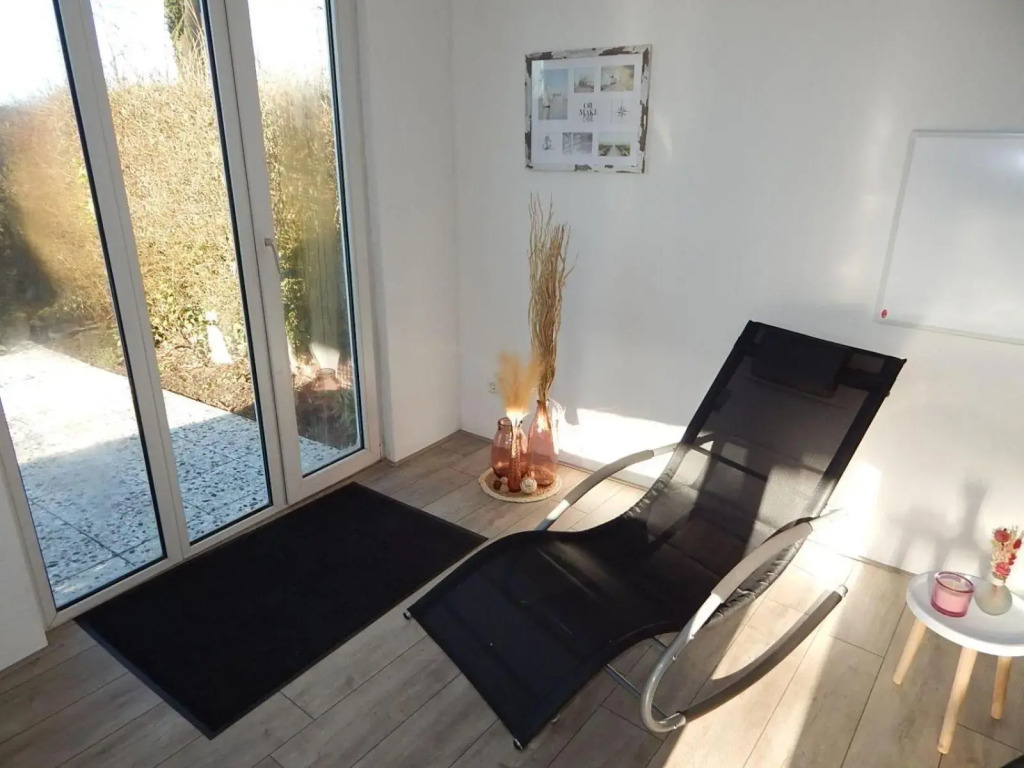 Wunderschoenes-freistehendes-Ferienhaus-an-der-See-Sauna-Strand-Yachthafen-WLAN