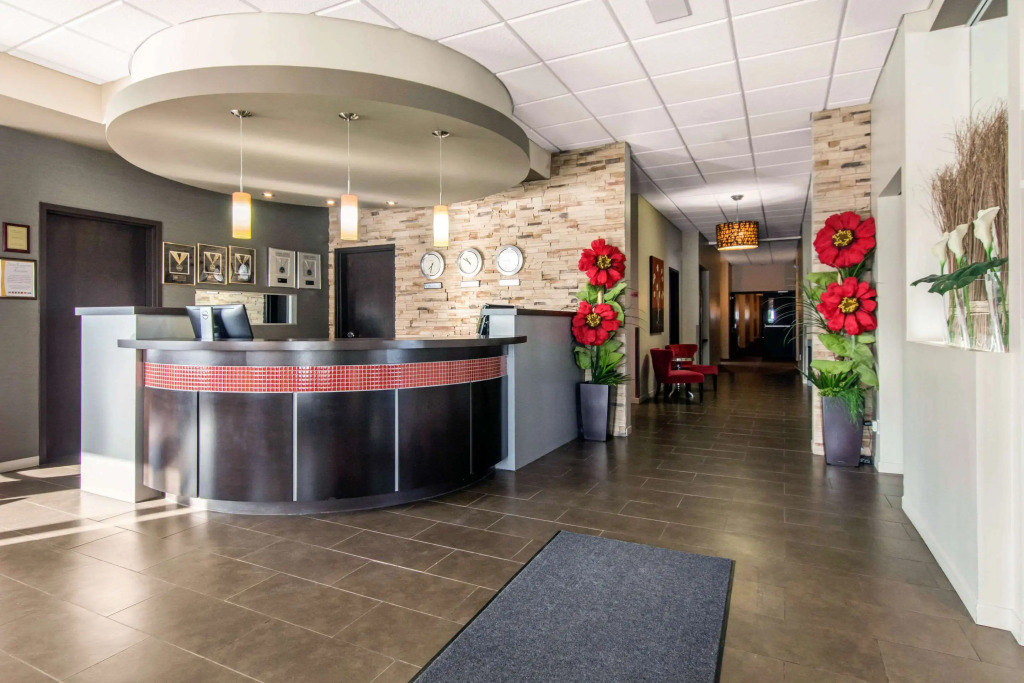 Econo Lodge Inn & Suites