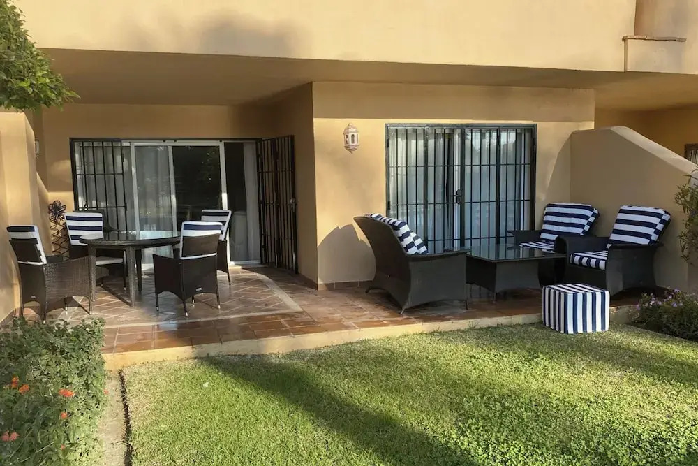 2 Bed Apartment Sleeps 4 - Pool Access - Garden