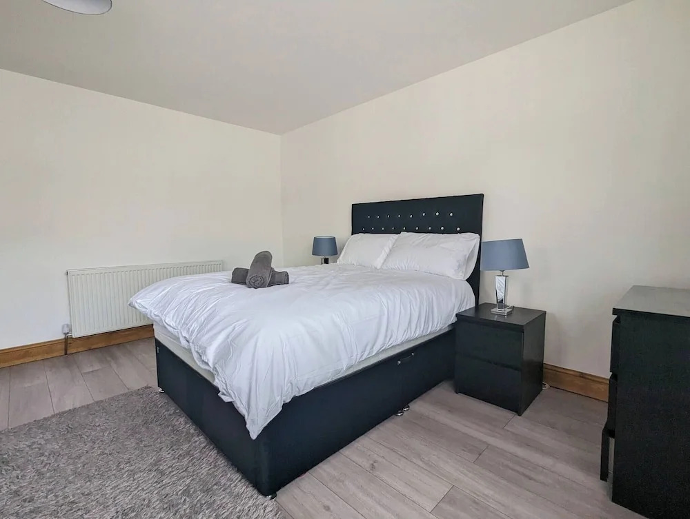 Family-sized Comfort - Walk to Lake & City Centre