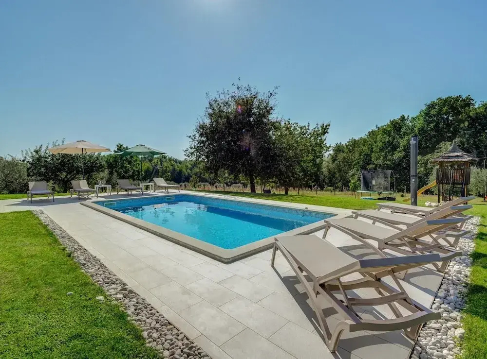 Villa in Srebrni i with Pool near Marea Beach