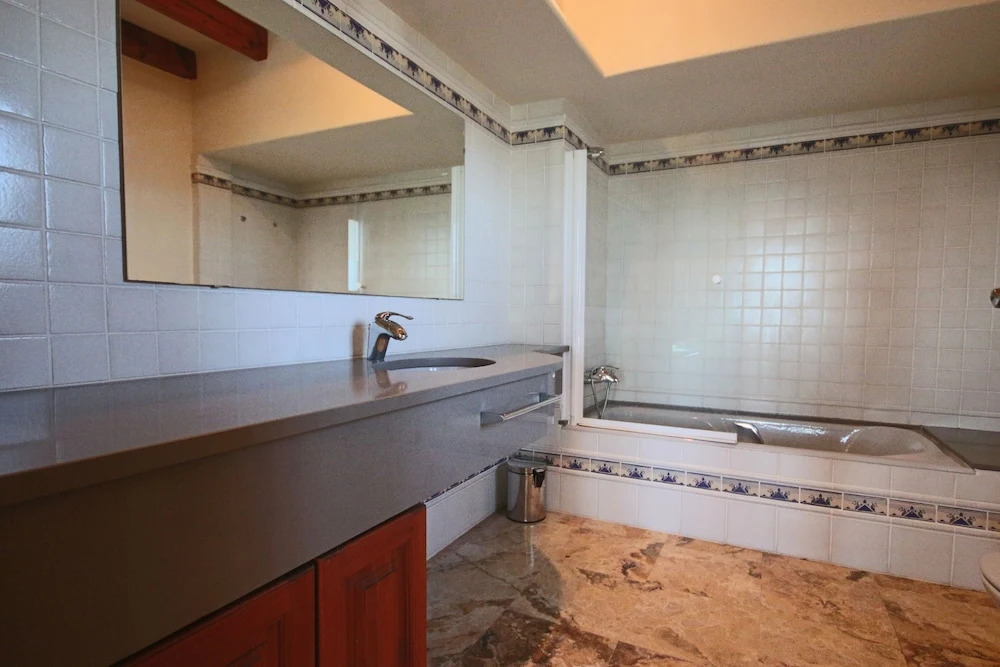 Private 4-bedroom Villa w/ Pool, Summer Kitchen & Expansive Living Space