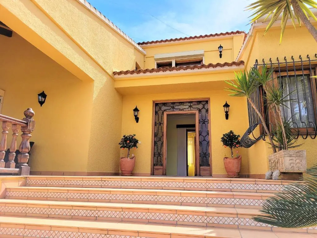Villa with private pool and tennis court 150 metres from the sea-Villa el Olivo