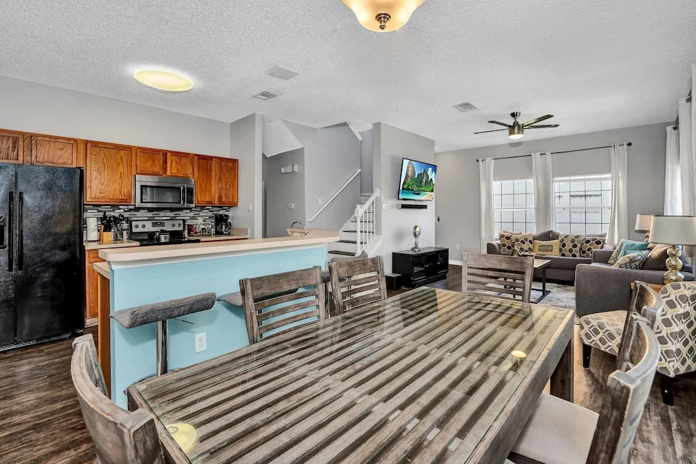 Fresh Decor With Hardwood Floors Huge Private Pool Area CDC Standards 4tv121