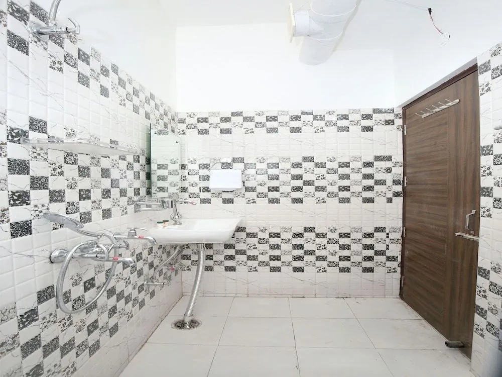 OYO 12379 Hotel Riyasat
