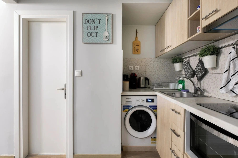 City Vibes - 2-BR Apt. with Backyard in kolonaki