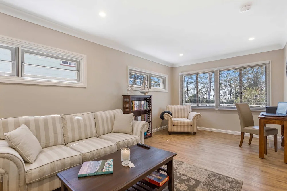 Metawisebnb Waterfront 3BR Coastal Escape