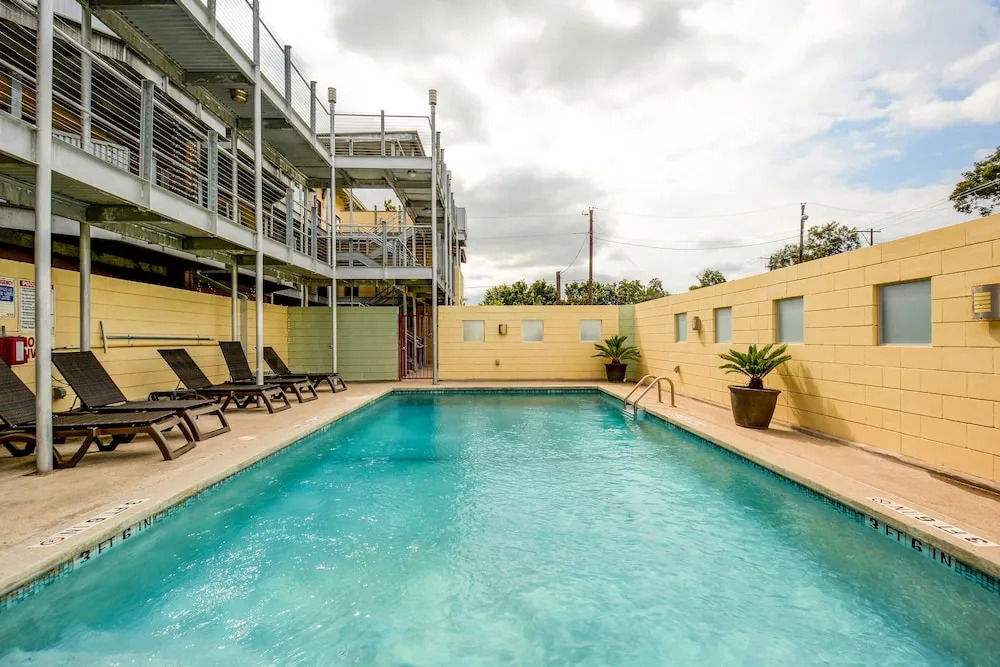 Remodeled E Cesar Chavez Condo by RedAwning