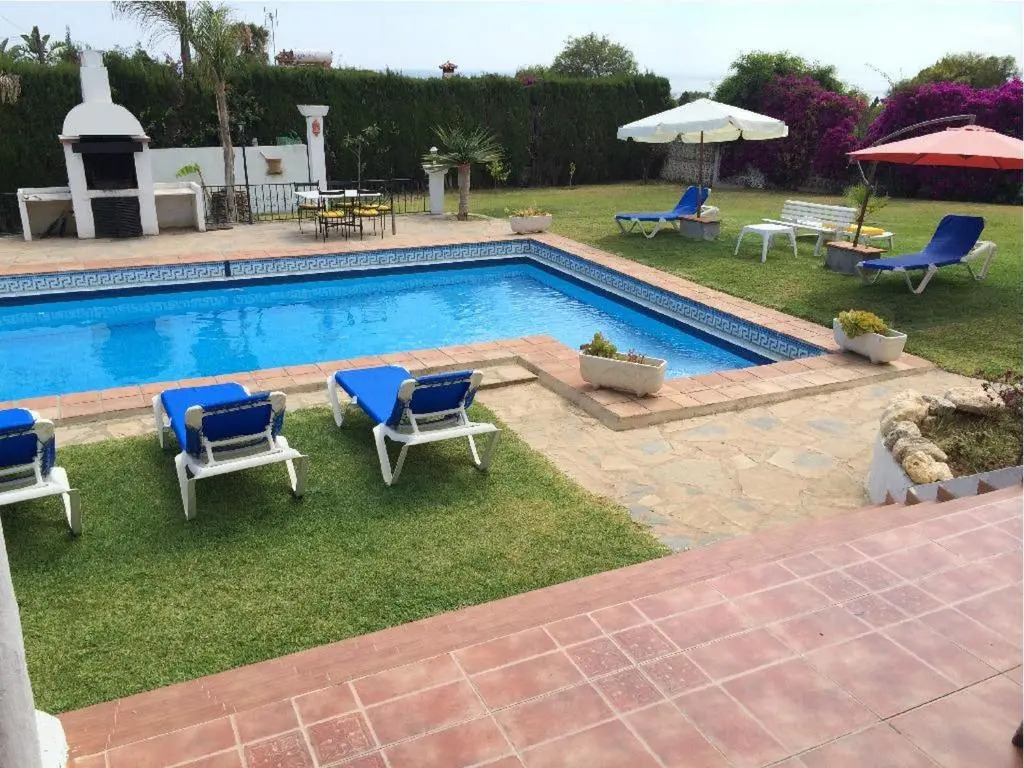 Marbella beautiful renovated villa 5 bedrooms, 3 bathrooms, private heated pool, close beach plage, 10 to 12 people, ping pong, private pétanque
