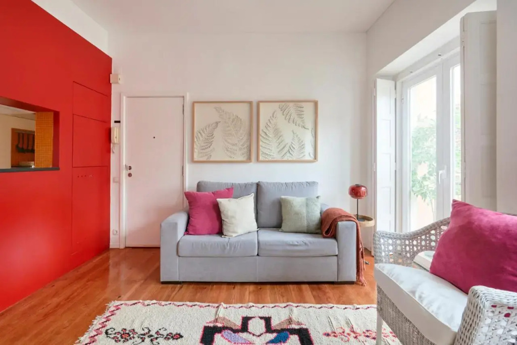 Sunny Renovated Apt With AC, By TimeCooler