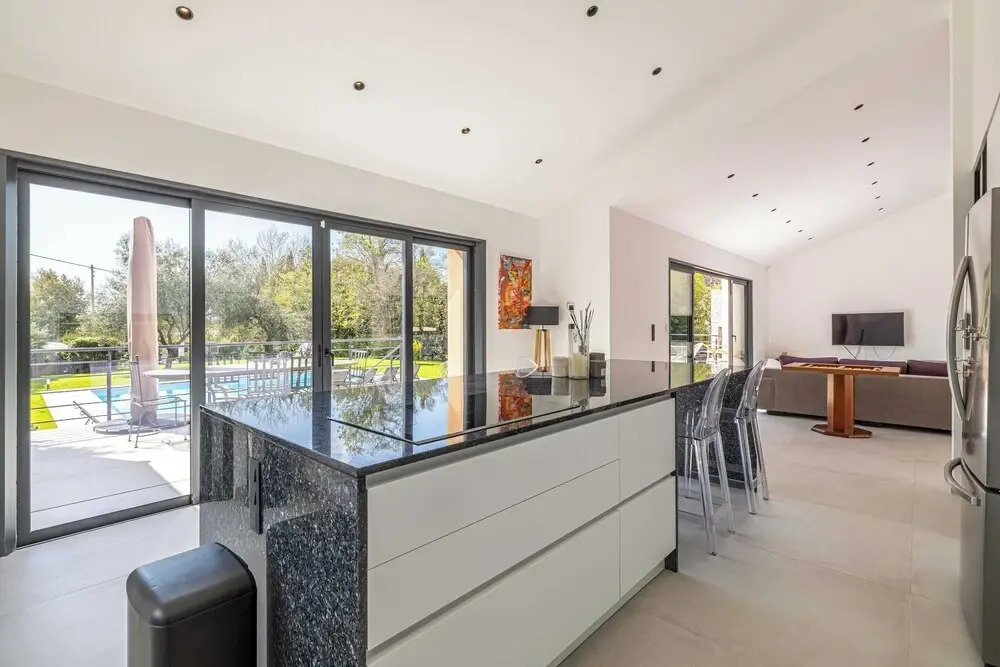 Modern Villa with Heated Pool and Garden