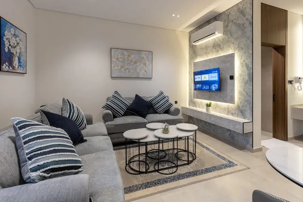 A Beautiful one BR Apartment With a Living Room