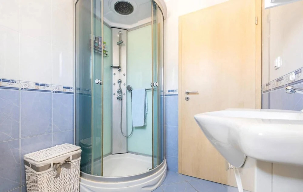 Nice Home in Kastel Luksic With Wifi and 6 Bedrooms