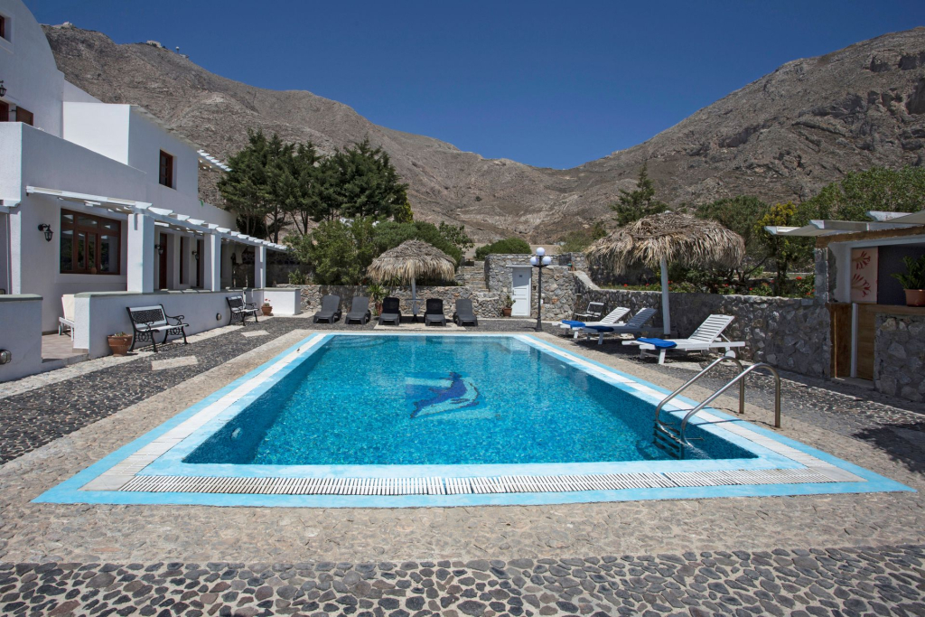 Birds Villa Apartments with Heated Pool - Including Car and Breakfast