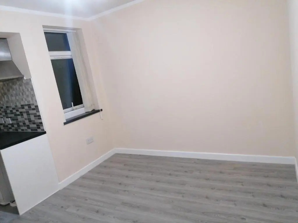 Self-contained studio flat bathrooms kitchens upgrade locations to city centre 15 minutes walking distance Nottingham universities Queen hospitals city hospitals