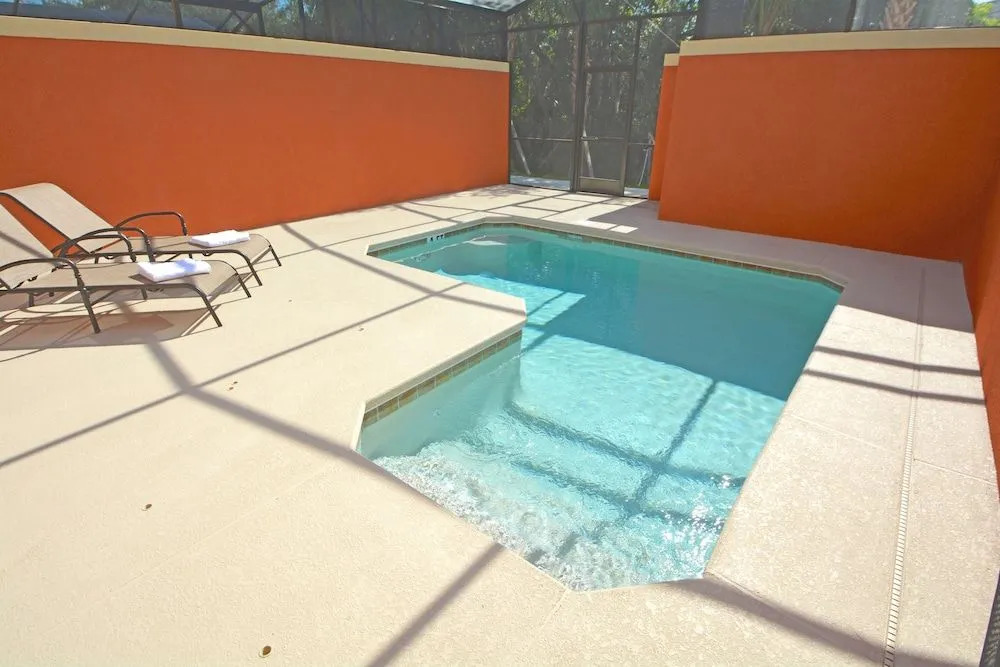 2971BP Posh Palace 4 Br home by RedAwning