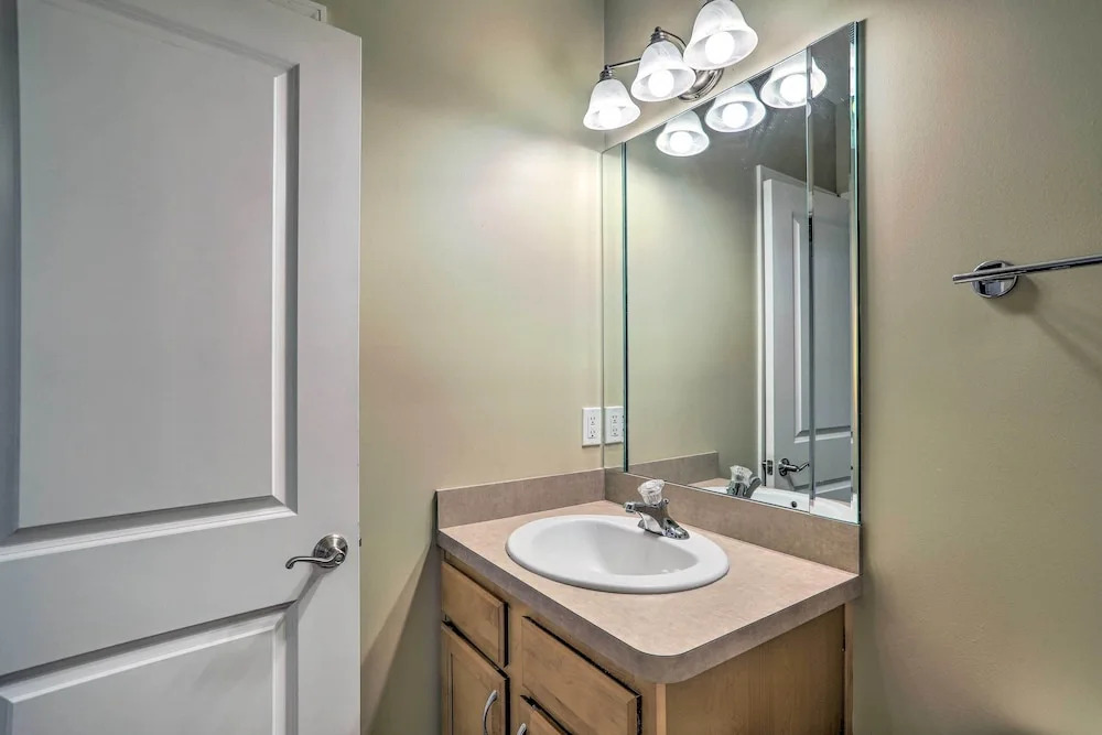~ 2 Mi to Downtown - Cozy Cleveland Unit