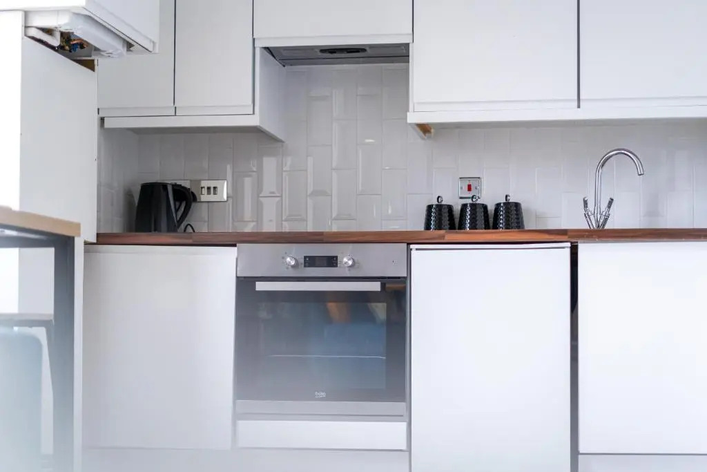 ULTRA LAVISH APARTMENT SLEEPS 4 GUEST COMFY, NETFLIX, 1 x Double Bed , 2 x Single Beds