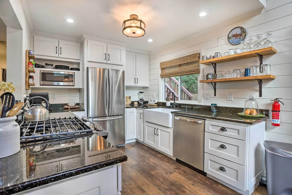 Lovely Lake Arrowhead Cabin w/ Furnished Deck