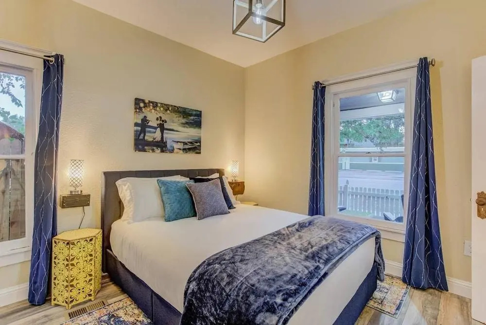 1BR Modern & Chic Bring Your Bikes and Dog!