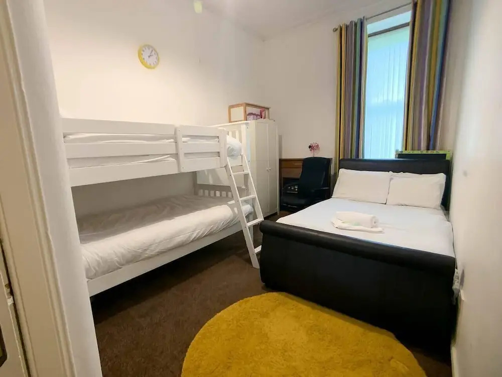 Large Glasgow South Family Home - Free Parking