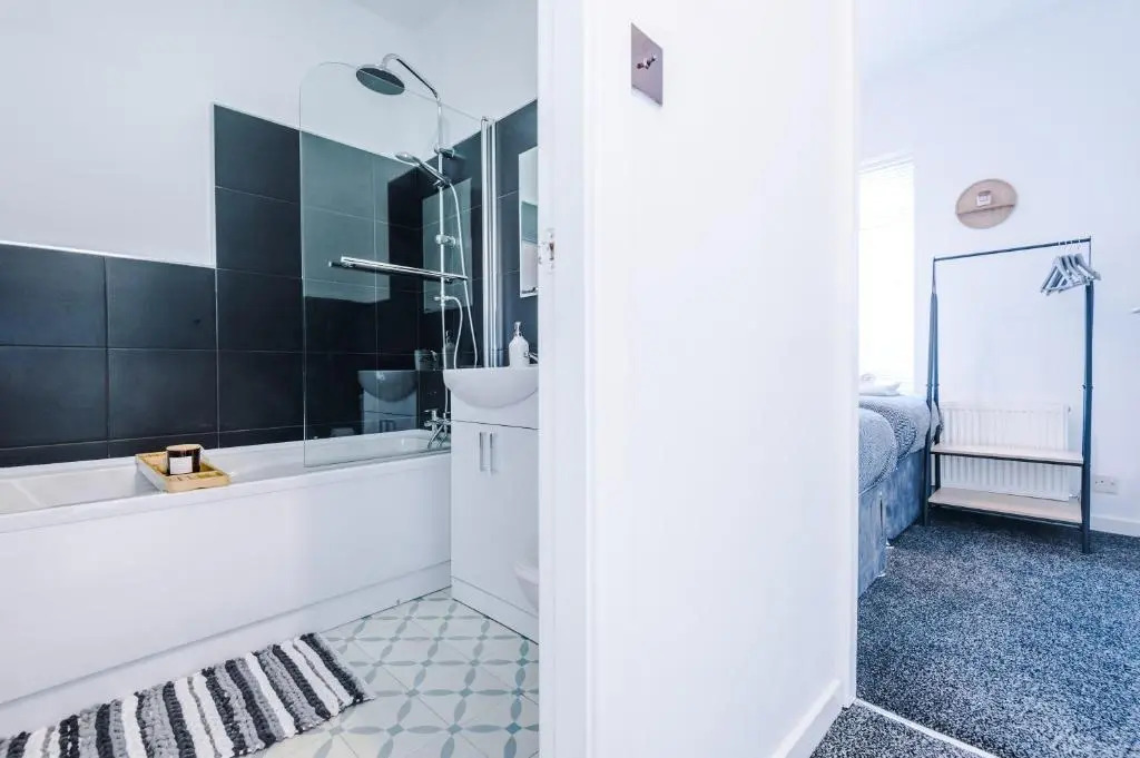 Rest&Recharge @ Windsor House (2 Bedrooms, 4 Beds, Free Parking)