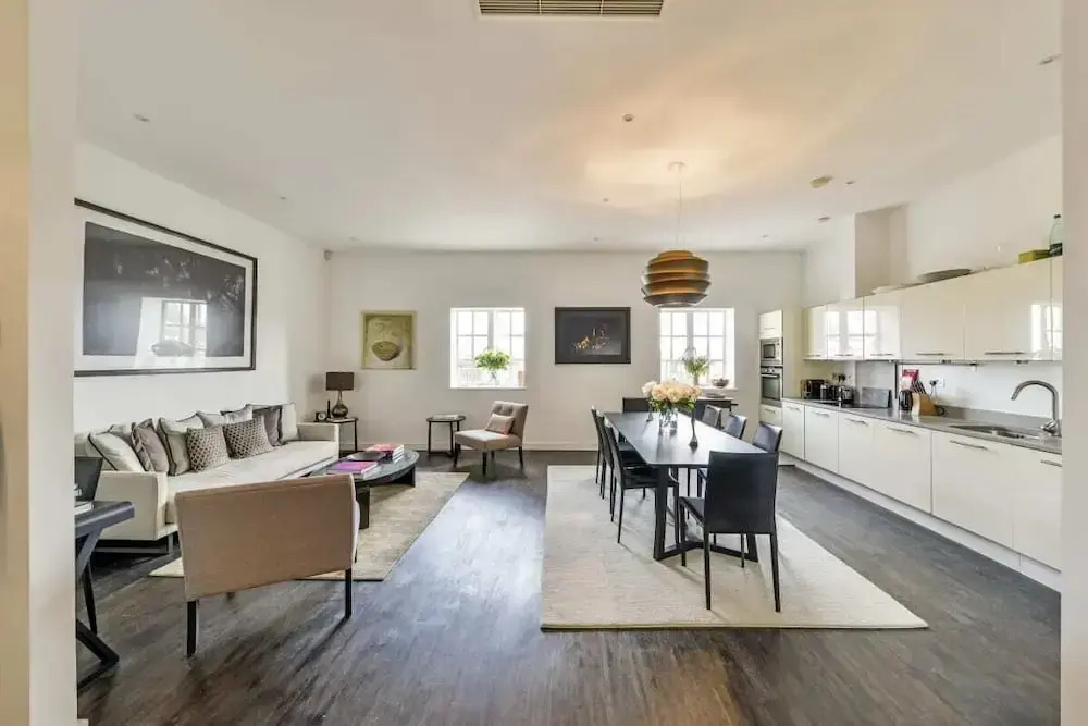 Stunning 3 Bed Apartment With Parquet Wooden Flooring in Baker Street