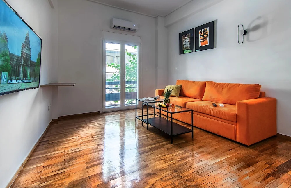 Modern and Stylish Renovated Flat, next to Metro