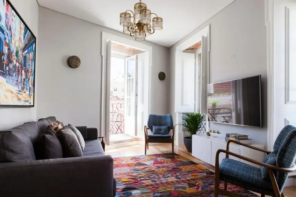 Alfama Sophisticate Flat With Balconies 2Bedrs 2Baths & AC in 19th Century Building Historic Center