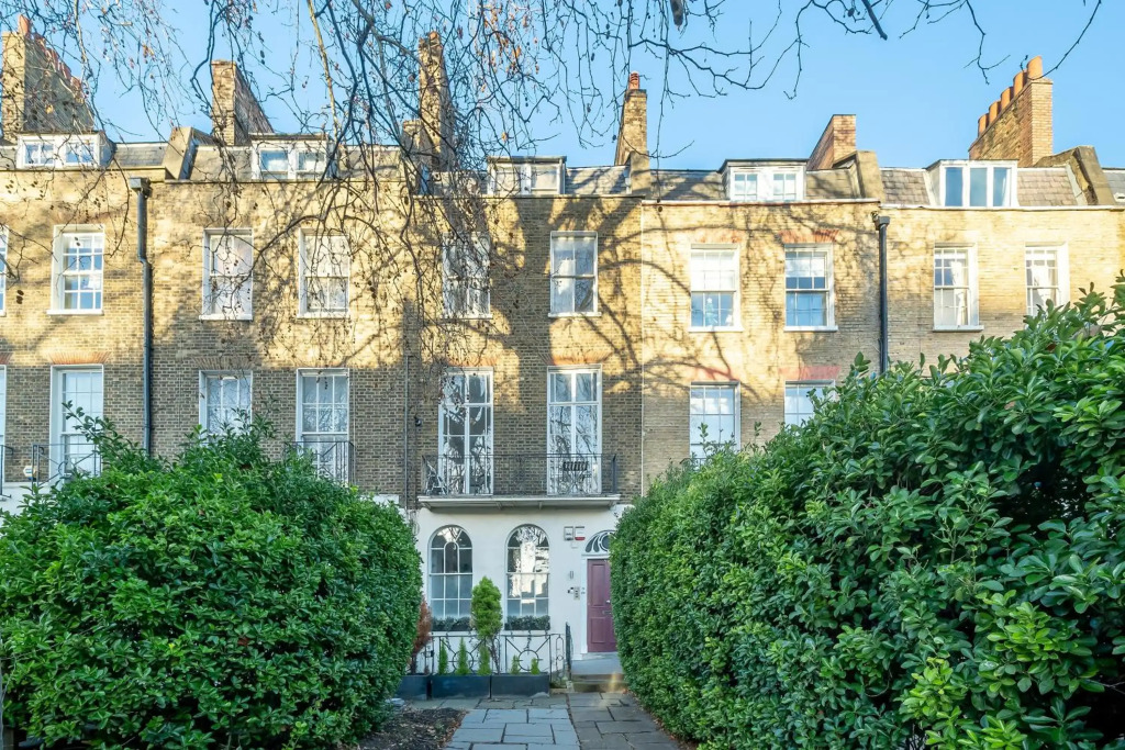 Homely 4 bedroom flat with private courtyard near Angel, East London