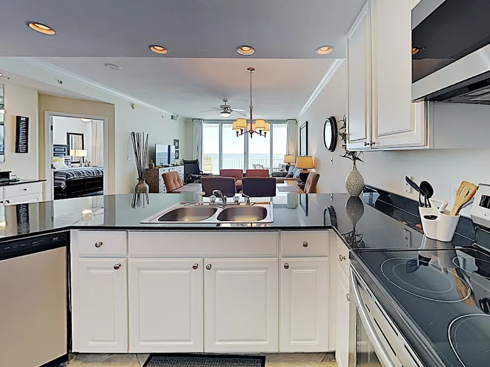 Gulf-view Coastal Elegance W/ Pool & Hot Tub 3 Bedroom Condo