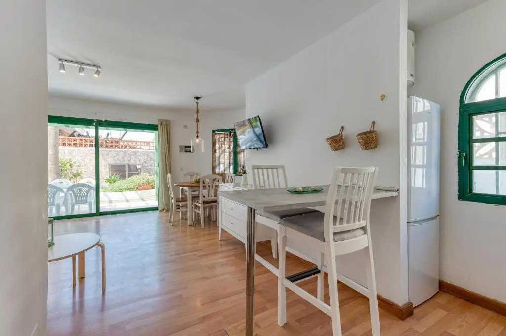 Apartment with pool and terrace 1 min from the Beach