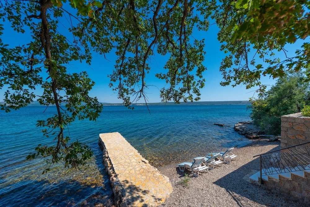 Beachfront Villa Promenada