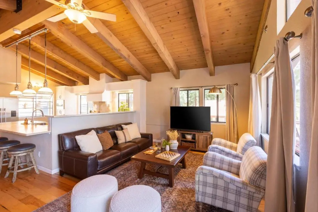 Golden Mountain Retreat by AvantStay