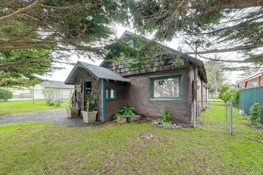 Unique Dog-friendly Log Cabin: Short Walk to Ocean