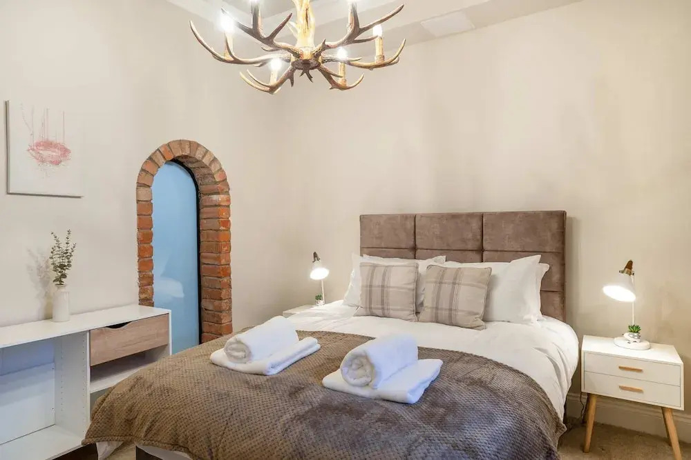 Stylish 2 Bed Flat-free Parking