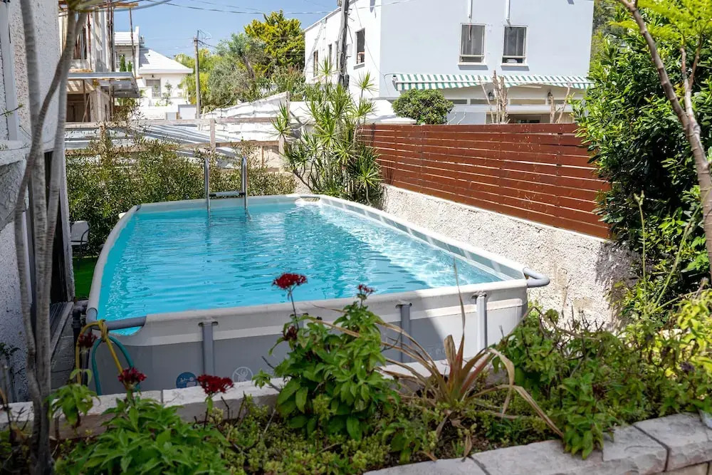 Spacious 4BD House w Pool in Hezliya