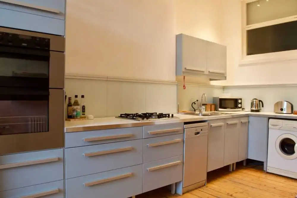 2 Bedroom Bright City Centre Flat Sleeps 4