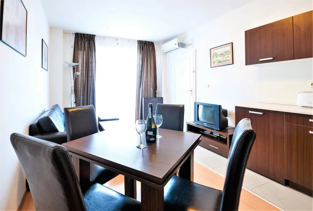Seaside Apartment With 2 Bedrooms for up to 5 Guests