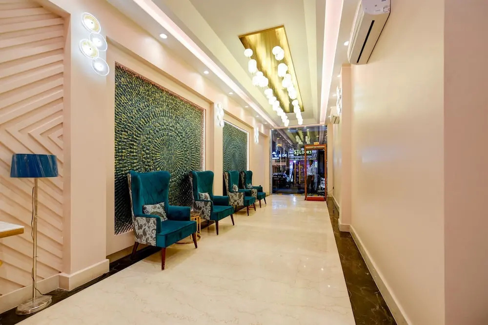 Hotel Pearl Plaza, City Centre - Near Connaught Place & NDLS Railway Station