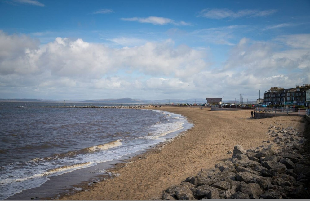 Altham Place Modern Coastal 2BR Bungalow Near Morecambe Bay