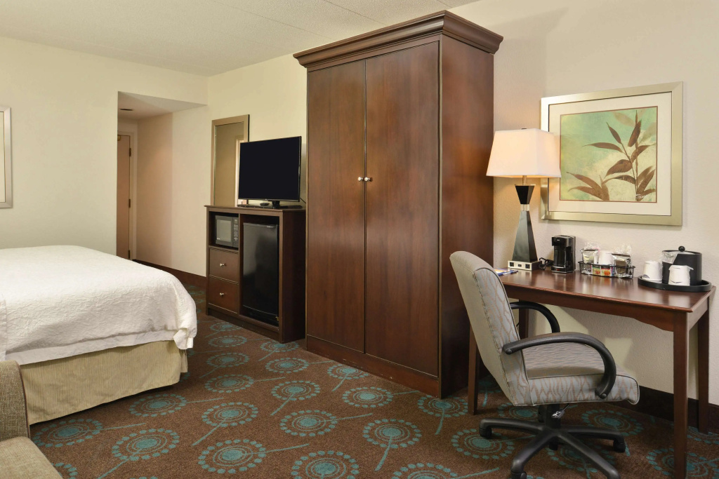 Hampton Inn & Suites Newport News-Airport - Oyster Point Area