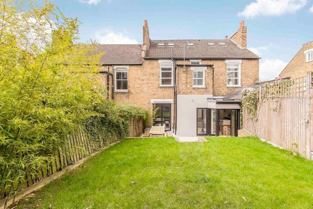 Beautiful Victorian 6 bed Family Home, in Zone 2