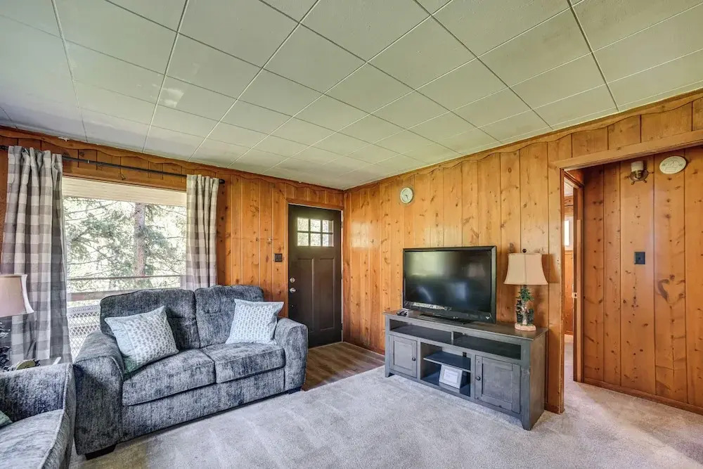 Dog Friendly: Cabin w/ Yard & Mtn Views in Cascade