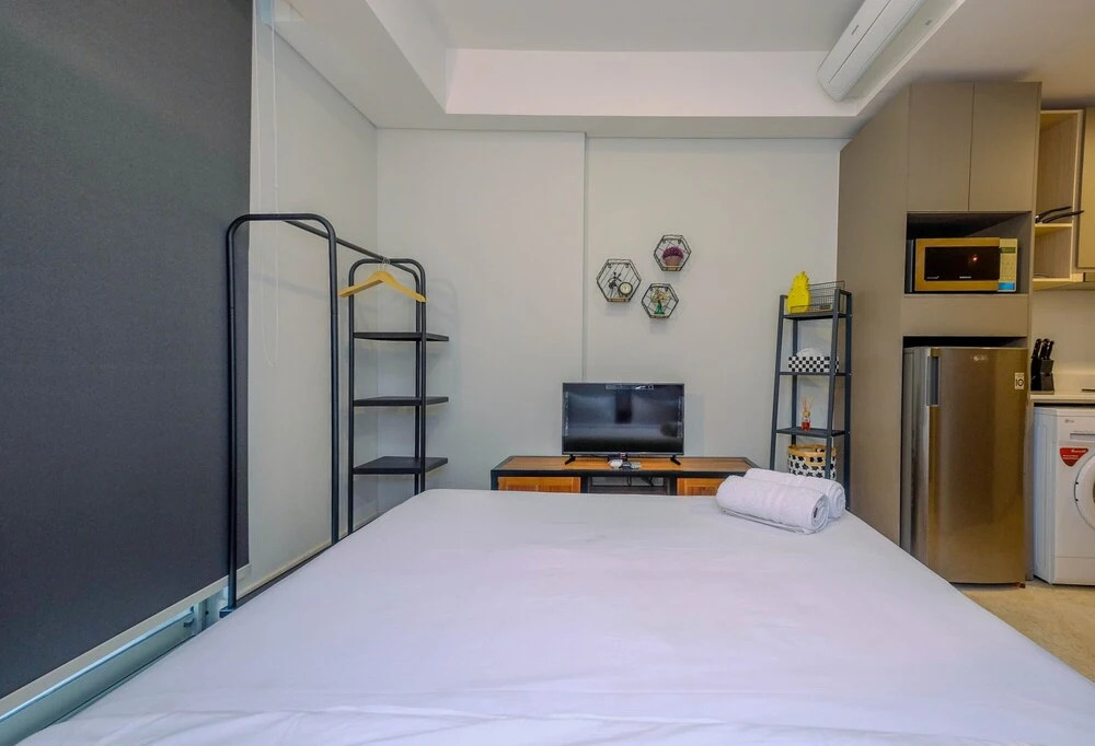 Cozy Gold Coast Studio Apartment with Pool and Sea View