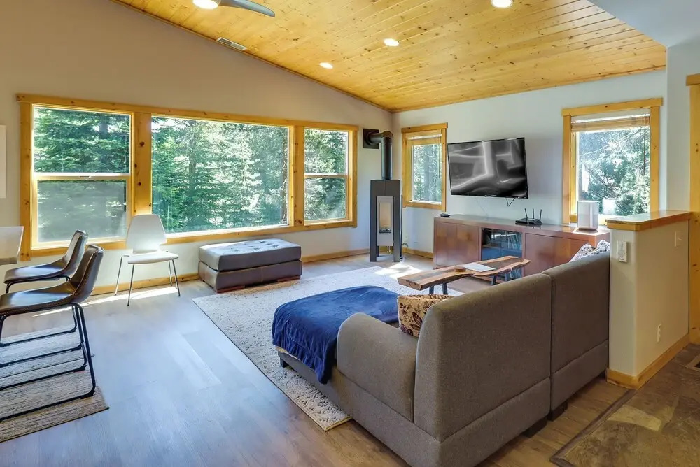 Truckee Retreat w/ Fireplace & Community Amenities